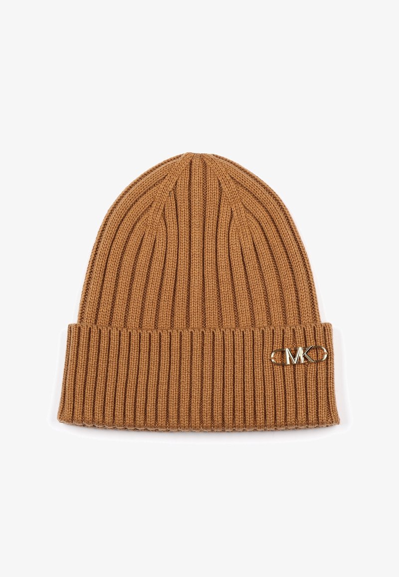 Bonnet en tricot côtelé marron avec revers plié et petite épingle logo en métal doré sur le côté droit du revers.