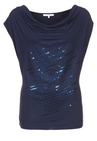 Marinblus, mjukt tyg med en draperad halsringning, som har horisontella linjer av paljetter i olika nyanser av blått. Avslappnad passform.