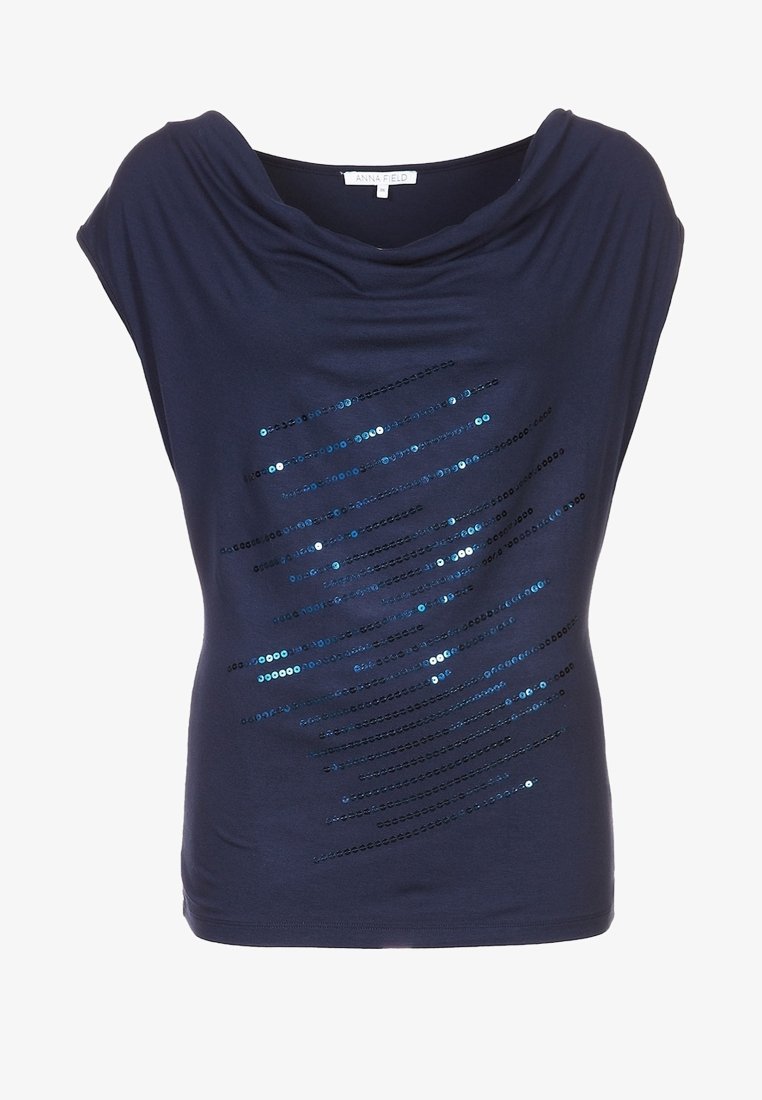 Marinblus, mjukt tyg med en draperad halsringning, som har horisontella linjer av paljetter i olika nyanser av blått. Avslappnad passform.