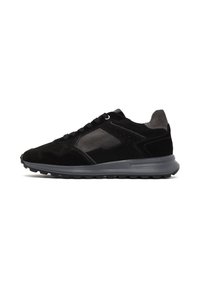 Sneaker in suede nero con accenti testurizzati, suola in gomma grigia e dettagli a pannello a contrasto. Sei fori per i lacci. Design a profilo basso.