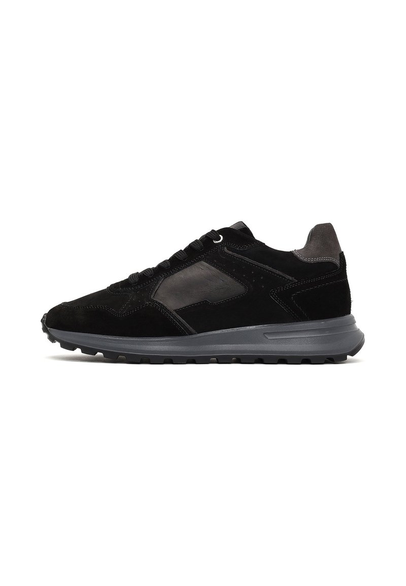 Sneaker in suede nero con accenti testurizzati, suola in gomma grigia e dettagli a pannello a contrasto. Sei fori per i lacci. Design a profilo basso.