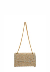 Geweven clutch handtas in beige met metalen accenten, voorzien van een omgevouwen klep en een gevlochten gouden kettingriem. Getextureerd patroon overal.