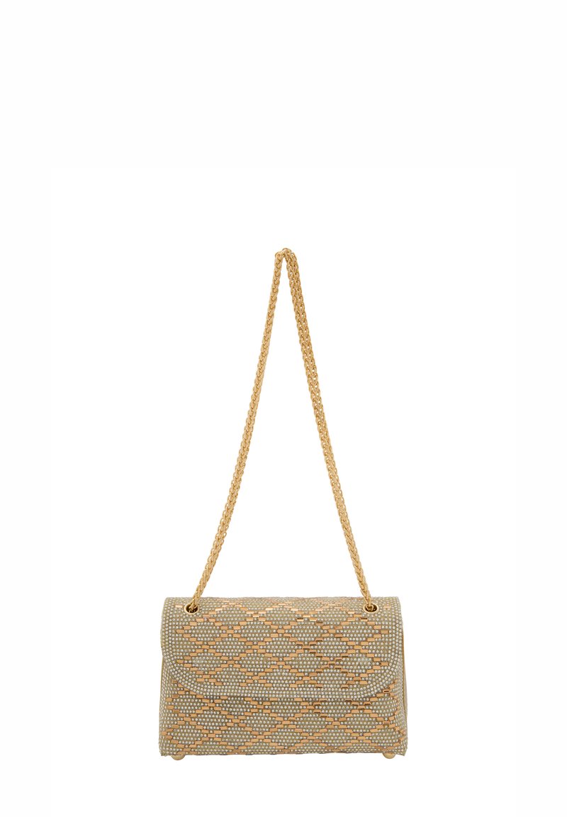 Geweven clutch handtas in beige met metalen accenten, voorzien van een omgevouwen klep en een gevlochten gouden kettingriem. Getextureerd patroon overal.