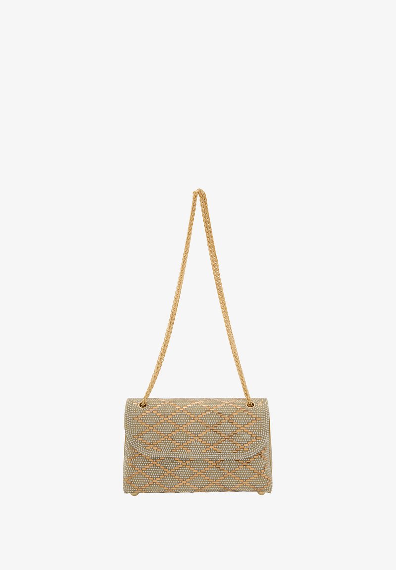 Gewebte Clutch-Handtasche in Beige mit metallischen Akzenten, ausgestattet mit einem Klappdeckel und einem geflochtenen goldenen Kettenriemen. Mit strukturiertem Muster durchgehend.