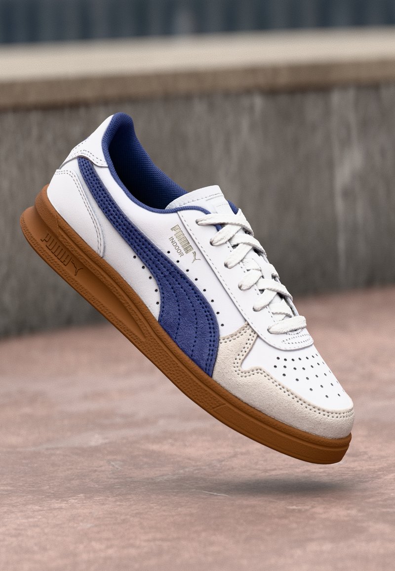 Puma - INDOOR UNISEX - Zapatillas - white/blue crystal/gum, Ampliar