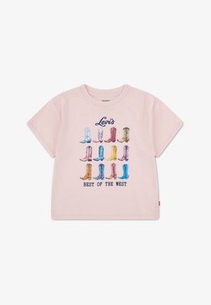 Maglietta di cotone rosa chiaro con una grafica di stivali da cowboy colorati e il testo "Levi's BEST OF THE WEST" sotto il disegno.
