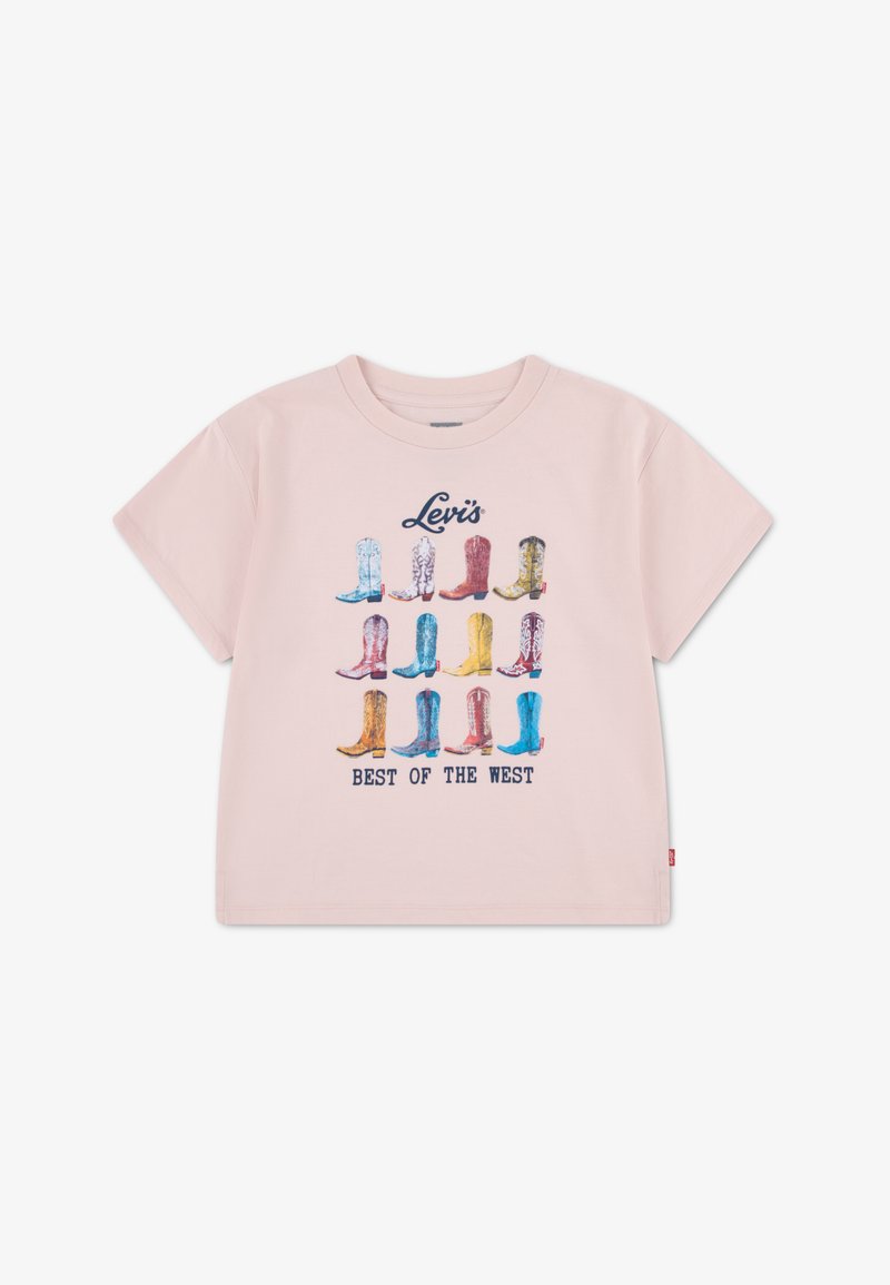 Ανοιχτό ροζ βαμβακερό μπλουζάκι με γραφικό σχέδιο πολύχρωμων μποτών καουμπόη και το κείμενο "Levi's BEST OF THE WEST" κάτω από το σχέδιο.