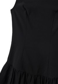 Vestido negro sin mangas con corsé ajustado y detalle de falda fruncida en la cintura, presentado sobre un fondo blanco liso.