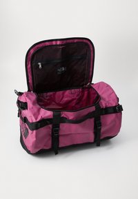 The North Face BASE CAMP DUFFEL S UNISEX - Reisetasche - cyber berry/black