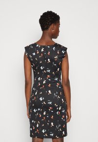 Vestido preto com padrões florais em azul, laranja e creme. Design ajustado, mangas curtas, comprimento até ao joelho e textura suave.