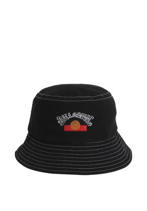 Sort bøllehat lavet af bomuld med hvide syninger. Har broderet logo i hvidt og orange med en rød akcent i form af en rektangulær lap.