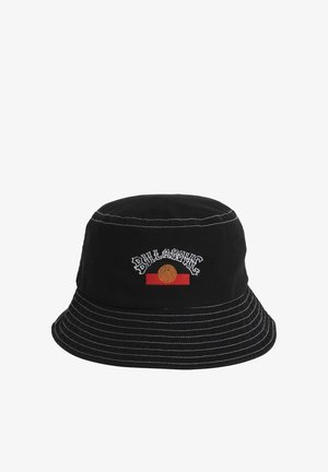 Sombrero tipo bucket negro de algodón con costuras blancas. Presenta un logotipo bordado en blanco y naranja con un parche rectangular de acento rojo.