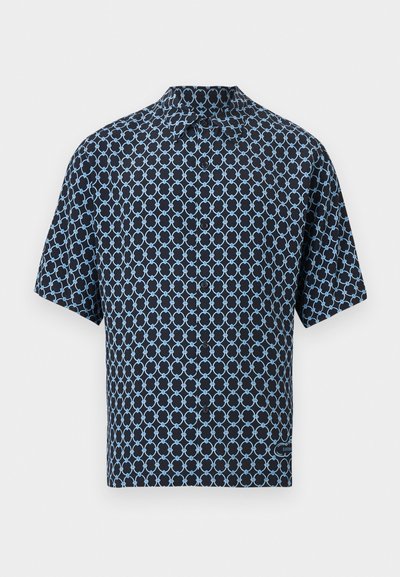 Srajca s kratkimi rokavi in gumbi, z vzorcem svetlo modrih verižnih povezav na temnem ozadju, razprt ovratnik in diskreten logotip blizu roba.