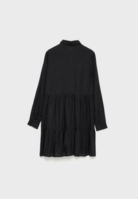 Svart långärmad klänning med en lagerdesign, som har krage och knappmanschetter. Tillverkad av mjukt tyg har den en avslappnad passform.