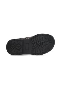 Suela negra de goma de un zapato con un profundo y rugoso patrón de tacos y una marca de tamaño "26" cerca del centro.