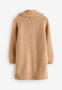 Gebreide cardigan in lichtbeige, met een geribbelde textuur, oversized kraag en lange mouwen. De achterkant toont een verticale breipatroon en een effen zoom.