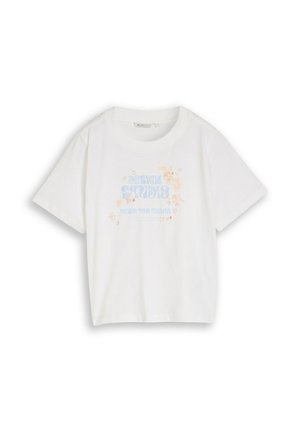 Witte T-shirt met korte mouwen met blauwe en oranje tekst "Design Studio" en kleine bloemen- en hartillustraties in het midden voorop.
