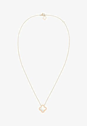 Delicado collar de cadena dorada con un pequeño colgante en forma de trébol de cuatro hojas y detalle de cierre a juego.