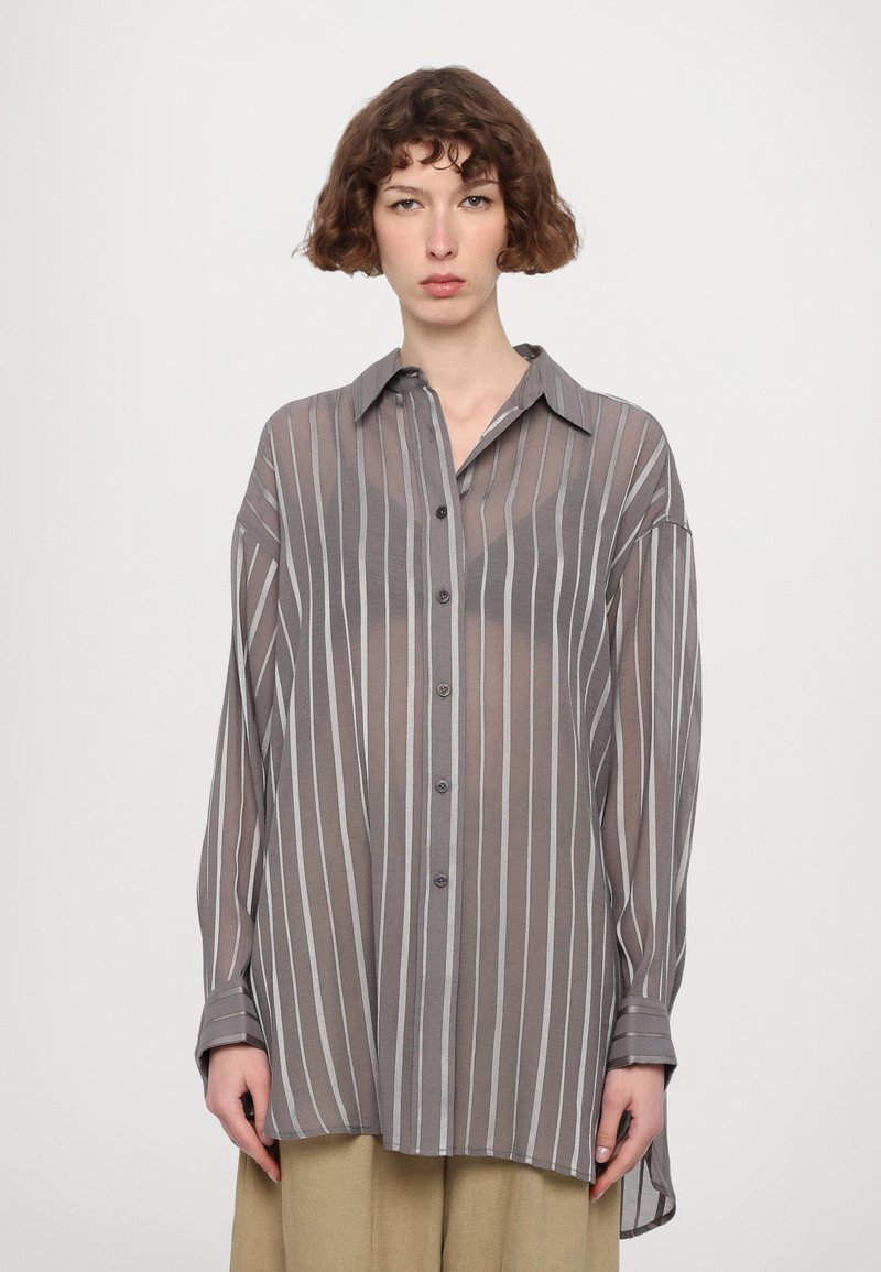 Camicia button-up grigia trasparente con strisce bianche verticali, maniche lunghe e colletto classico, caratterizzata da una vestibilità rilassata e una texture morbida.