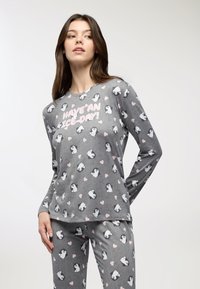 Set di pigiama grigio con maniche lunghe e pantaloni, decorato con illustrazioni di pinguini e cuori rosa, con il testo "HAVE AN ICE-DAY!"