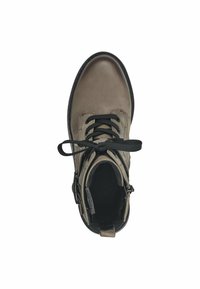 Bottine en cuir marron avec lacets noirs, détails de fermeture éclair et bout rond. Surface texturée et intérieur rembourré pour le confort.