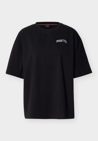 Μαύρο κοντομάνικο T-shirt με λευκό κείμενο "PIROUETTES" στο αριστερό πάνω μέρος του στήθους και στρογγυλή λαιμόκοψη.