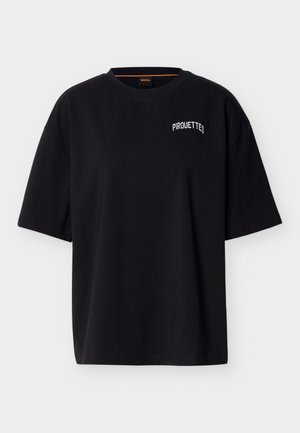 Μαύρο κοντομάνικο T-shirt με λευκό κείμενο "PIROUETTES" στο αριστερό πάνω μέρος του στήθους και στρογγυλή λαιμόκοψη.