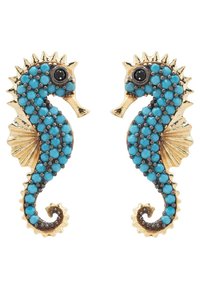 Pendientes en forma de caballito de mar en tono dorado adornados con cuentas de turquesa y acentos en negro, que presentan aletas detalladas y colas rizadas para un aspecto texturizado.