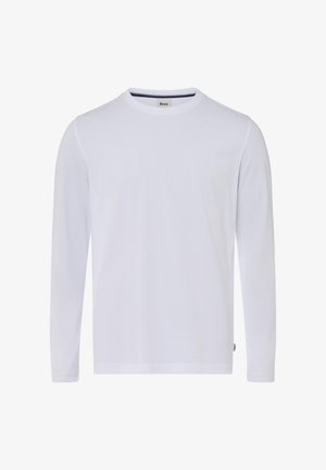 T-shirt blanc à manches longues en tissu doux, avec un col rond et une petite étiquette logo sur l'ourlet. Texture lisse, design simple.
