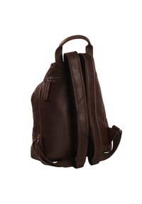 Sac à dos en cuir brun avec une texture lisse, une poignée supérieure, des bretelles ajustables et une poche latérale zippée.