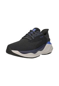 Baskets athlétiques noires et bleues avec une tige en maille, une semelle épaisse et rembourrée, des lacets, et un logo sur le côté et la languette.