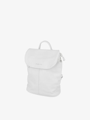 Biały skórzany plecak z klapą, górnym uchwytem i widocznym przeszyciem, pokazany na jednolitym białym tle.