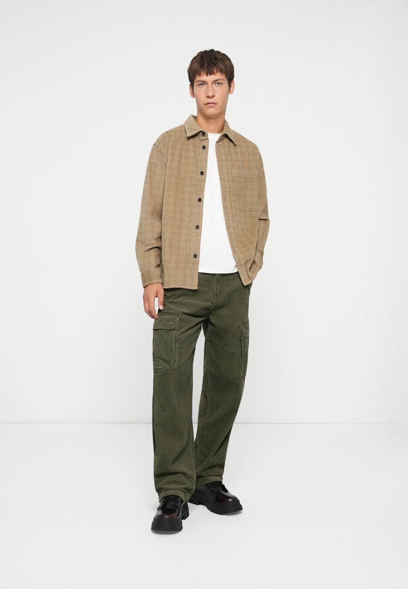 Pantalon cargo oversize kaki foncé utilitaire coutures