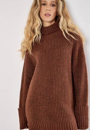 - Sukienka dzianinowa