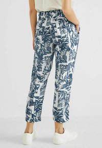 Bílé kalhoty z lněné směsi s námořnickým potiskem listů, se strečovým pasem, rovnými nohavicemi a bočními kapsami.