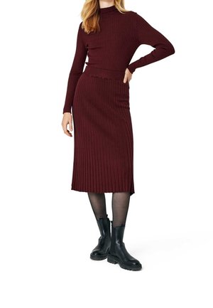 Burgunderfärgad ribbad stickad klänning med en figurnära bodice och midi-längd. Matchad med svarta ankelstövlar som har texturerade sulor och en slät finish.