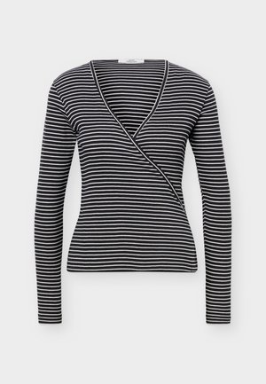 Haut à manches longues à rayures horizontales noires et blanches, de style cache-cœur, avec un décolleté en V et une silhouette ajustée sur un fond uni.