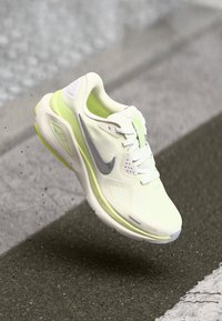 Nike Performance STRUCTURE 26 - Løpesko for vei - summit white/chrome/barely volt/sail/pure platinum/volt