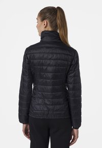 Giacca a vento nera con colletto alto, cuciture orizzontali e design aderente. Realizzata in materiale liscio e leggero.