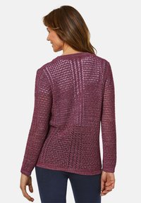 Bordeauxfarbenes Offene-Strick-Pullover mit langen Ärmeln, rundem Ausschnitt und einem strukturierten Muster. Die Rückseite zeigt ein geschichtetes Design.