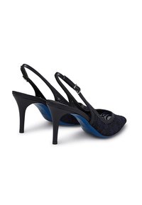 Décolleté in pizzo nero con punta affusolata, dotate di un tacco stiletto nero e suola blu. Cinturino delicato con fibbia regolabile.