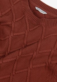 Sweter w kolorze rdzawego brązu, z dzianiny, z teksturowanym wzorem w diamenty z wypukłymi akcentami, prążkowanym dekoltem i gładkim wykończeniem.