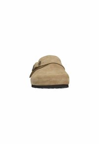 Chaussures à enfiler en suede beige avec un bout rond, dotées d'une sangle décorative et d'une boucle en métal réglable, semelle en caoutchouc et texture douce.
