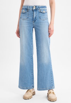 Lichtblauwe wijd uitlopende jeans van denim, met een hoge taille, zijzakken en gouden hardware. Gladde textuur met een vervaagde afwerking.