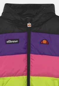 Giacca imbottita con blocchi di colore verticali in nero, viola, rosa e verde. Include un cappuccio, una zip e un dettaglio del logo ricamato.