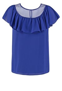Blouse bleue à manches courtes avec un empiècement transparent et un grand volant qui borde l'encolure et les manches.