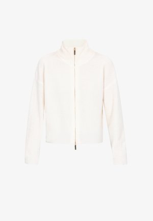 Biała dzianinowa, prążkowana bluza zapinana na zamek z wysokim kołnierzem i długimi rękawami na białym tle.