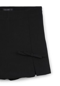 Pantaloni shorts neri su misura con una texture liscia, caratterizzati da un fiocco decorativo e una chiusura con cerniera laterale. Design semplice e pulito, senza fantasie.
