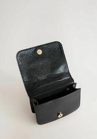 Černá kožená peněženka s texturovaným vzorem hadí kůže, uzavíráním na patentku a vnitřním oddílem na zip. Otevřená pro zobrazení prostoru pro uložení.