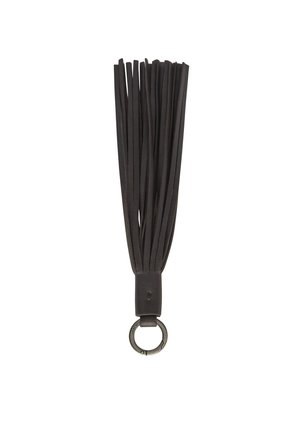 Schwarzer Leder-Schlüsselanhänger mit Quasten, mehreren dünnen Streifen und einem Metall-Schlüsselring am unteren Ende.